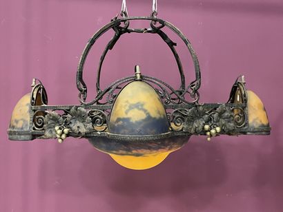 MULLER frères.
Lustre en fer forgé souligné...