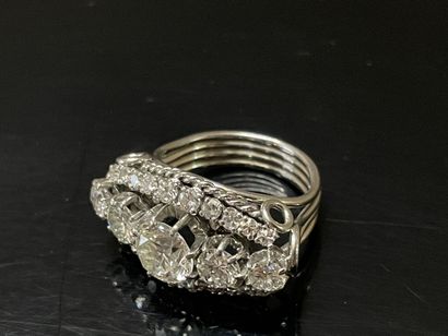 Importante bague en platine sertie de diamants.
Diamant...