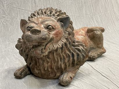 Lion monumental en terre cuite patinée.
47...