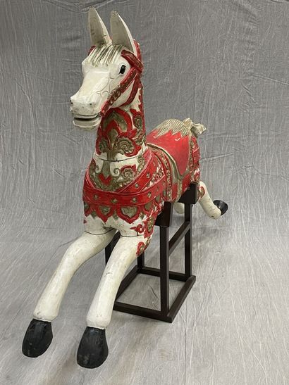 Cheval de manège en bois sculpté et laqué,...