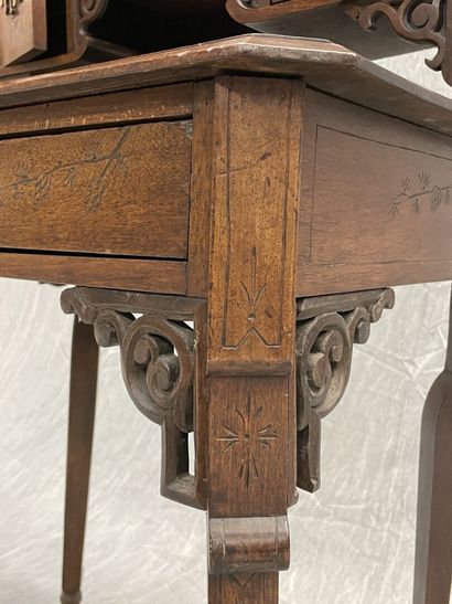 Small desk with a japanese step in the taste...