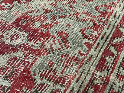 Grand tapis. 
400 x 300 cm. 
Usures. 