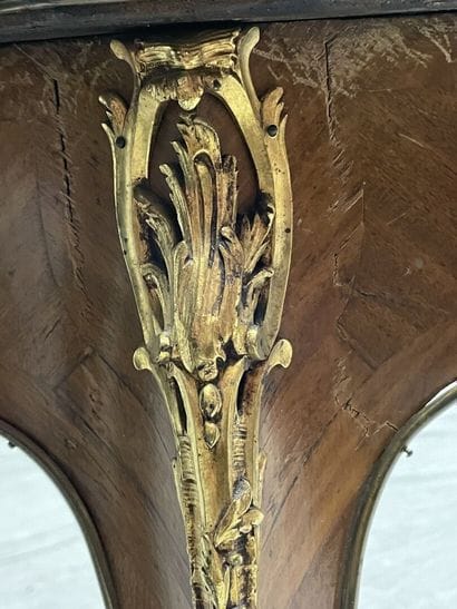 Pedestal table in frieze with four cambered...