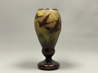Le Verre Français.
Vase pansu sur piedouche,...