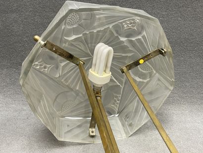 DEGUE 
Grande lampe en bronze et abat jour...