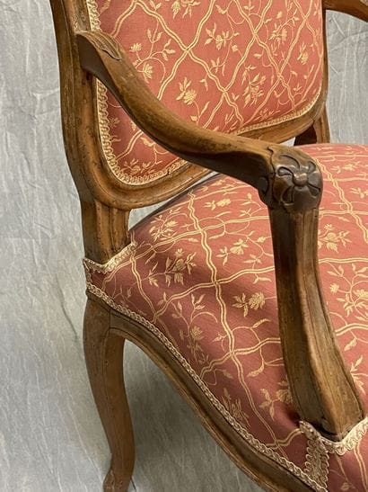 Two armchairs in carved walnut
Stamped Jean...