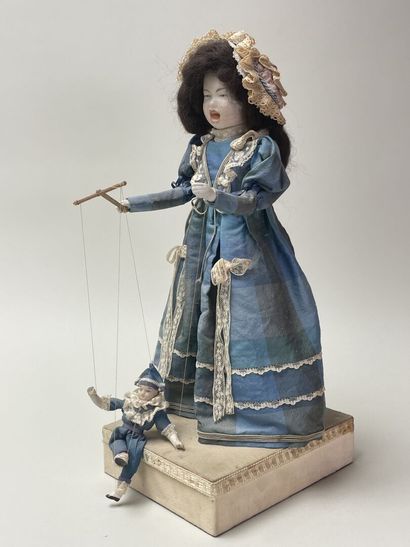 Automate musical figurant une fillette et...