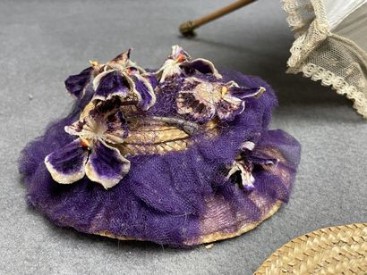 Malle ancienne de poupée avec trois bonnets,...