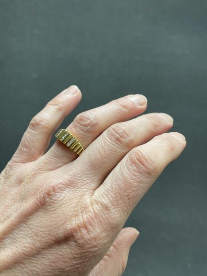 Bague en or, à bandes de diamants.
Or 750°/00.
TDD:...