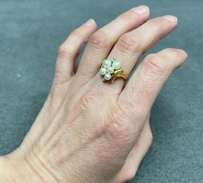 Bague or ornée de cinq perles de culture.
Or...