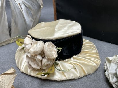 Malle ancienne de poupée avec trois bonnets,...