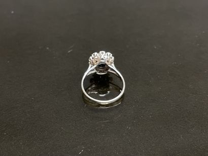 Bague marguerite en or gris , sertie d'une...