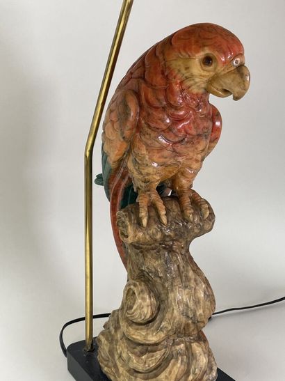 Lampe figurant un perroquet, en pierre dure...