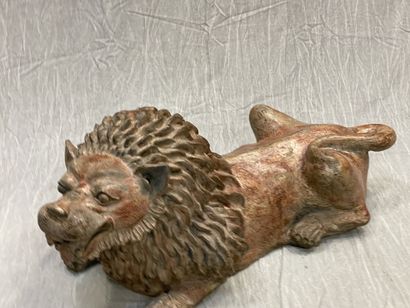 Lion monumental en terre cuite patinée.
47...