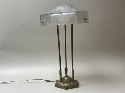 DEGUE 
Grande lampe en bronze et abat jour...