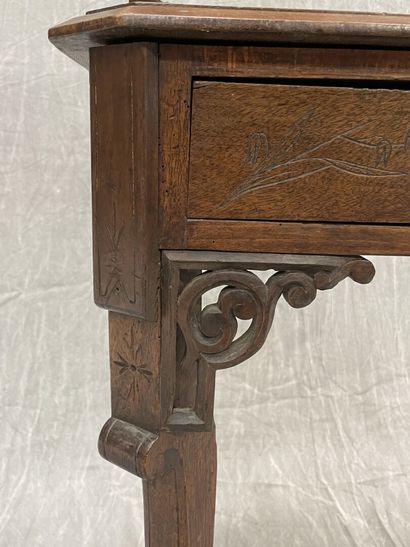 Small desk with a japanese step in the taste...