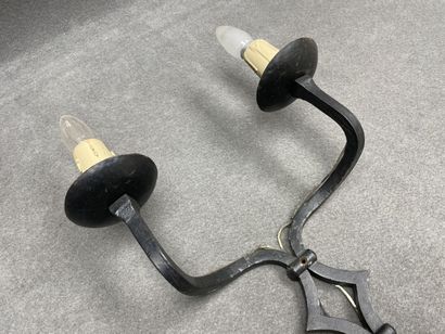 Paire de grandes appliques en fer forgé noir....