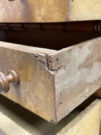 Mobilier de poupée en placage de sycomore...