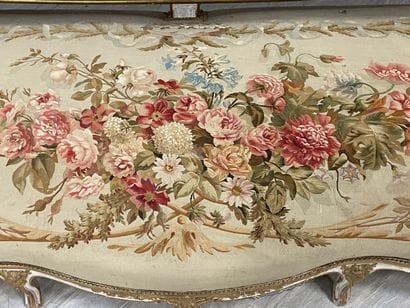 Sofa in wood carved with acanthus, lacquered...