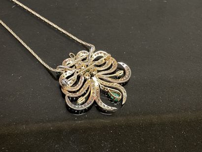 Pendentif broche en or orné de roses diamants...
