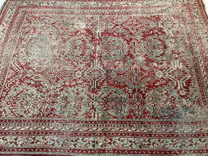 Grand tapis. 
400 x 300 cm. 
Usures. 