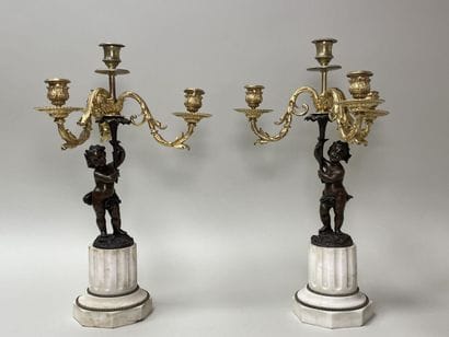 Paire de candelabres en bronze patiné et...