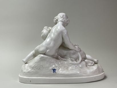 CAPODIMONTE 
Couple de putti
Groupe en porcelaine...