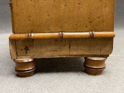 Mobilier de poupée en placage de sycomore...