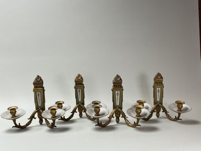 Suite de quatre appliques en bronze doré...