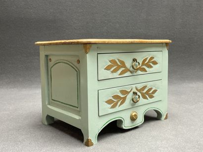 Commode de maitrise en bois sculpté et laqué...
