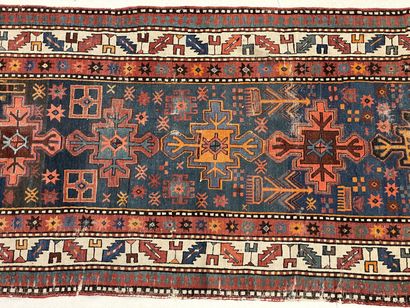 Tapis galerie. 
360 x 115 cm. 
Usures. 
