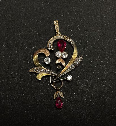 Pendentif en or, orné de diamants taille...