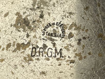 Presse agrumes moderniste en métal chromé...