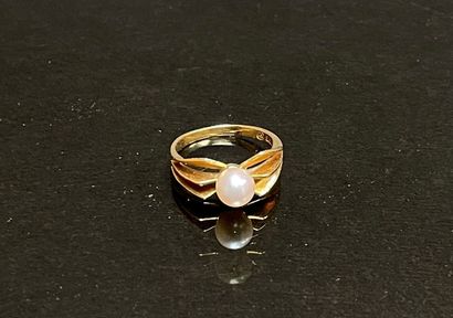 Bague en or sertie d'une perle.
Or 750°/00.
TDD:...