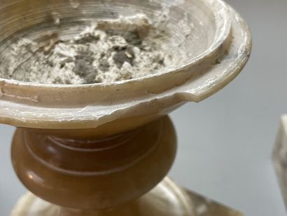 Paire d'aiguières en albâtre à l'antique....