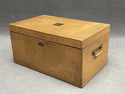 Grand coffret en bois contenant une ménagère...