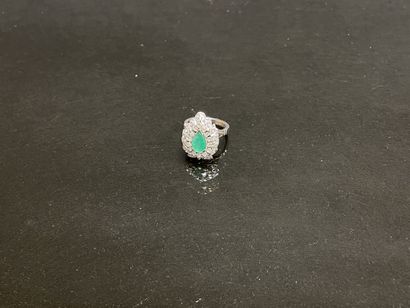Bague en or sertie d'une émeraude taille...