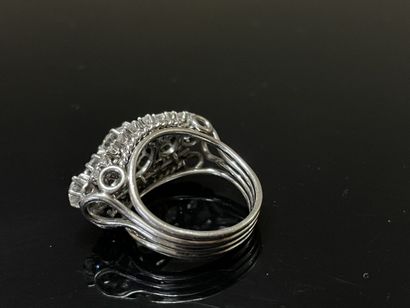 Importante bague en platine sertie de diamants.
Diamant...