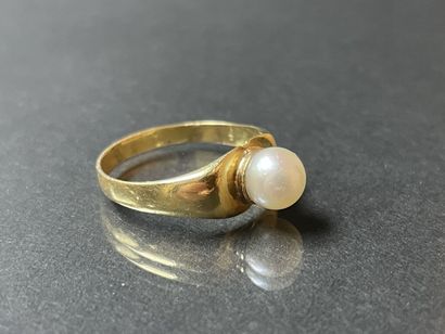 Ring in gold 750°/00 set with a pearl.
TDD:...