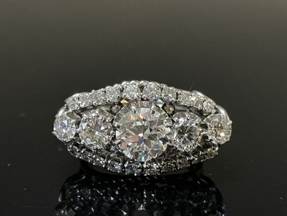 Importante bague en platine sertie de diamants.
Diamant...