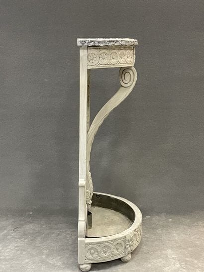 Console of vestibule forming planter in low...