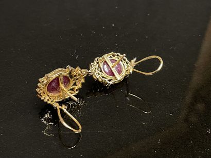 Paire de boucles d'oreille en or serties...
