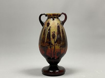 Le Verre Français
Vase sur piedouche à deux...