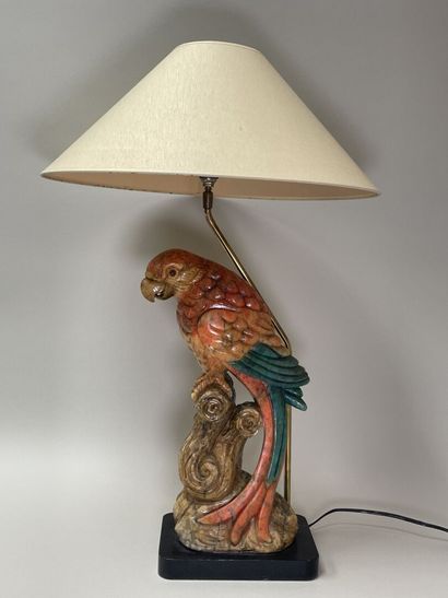 Lampe figurant un perroquet, en pierre dure...