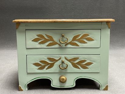 Commode de maitrise en bois sculpté et laqué...