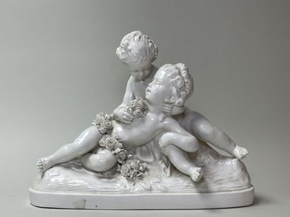 CAPODIMONTE 
Couple de putti
Groupe en porcelaine...