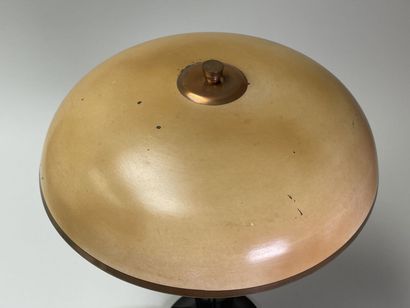 JUMO
Lampe en bakelite noire, bagues cuivrées...