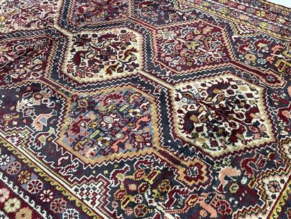 Tapis en laine
300 x 190 cm. 
