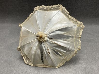 Malle ancienne de poupée avec trois bonnets,...