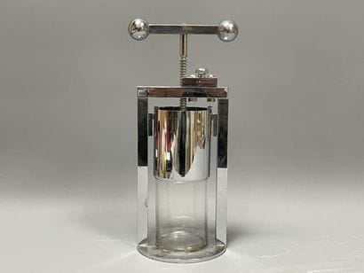 Presse agrumes moderniste en métal chromé...